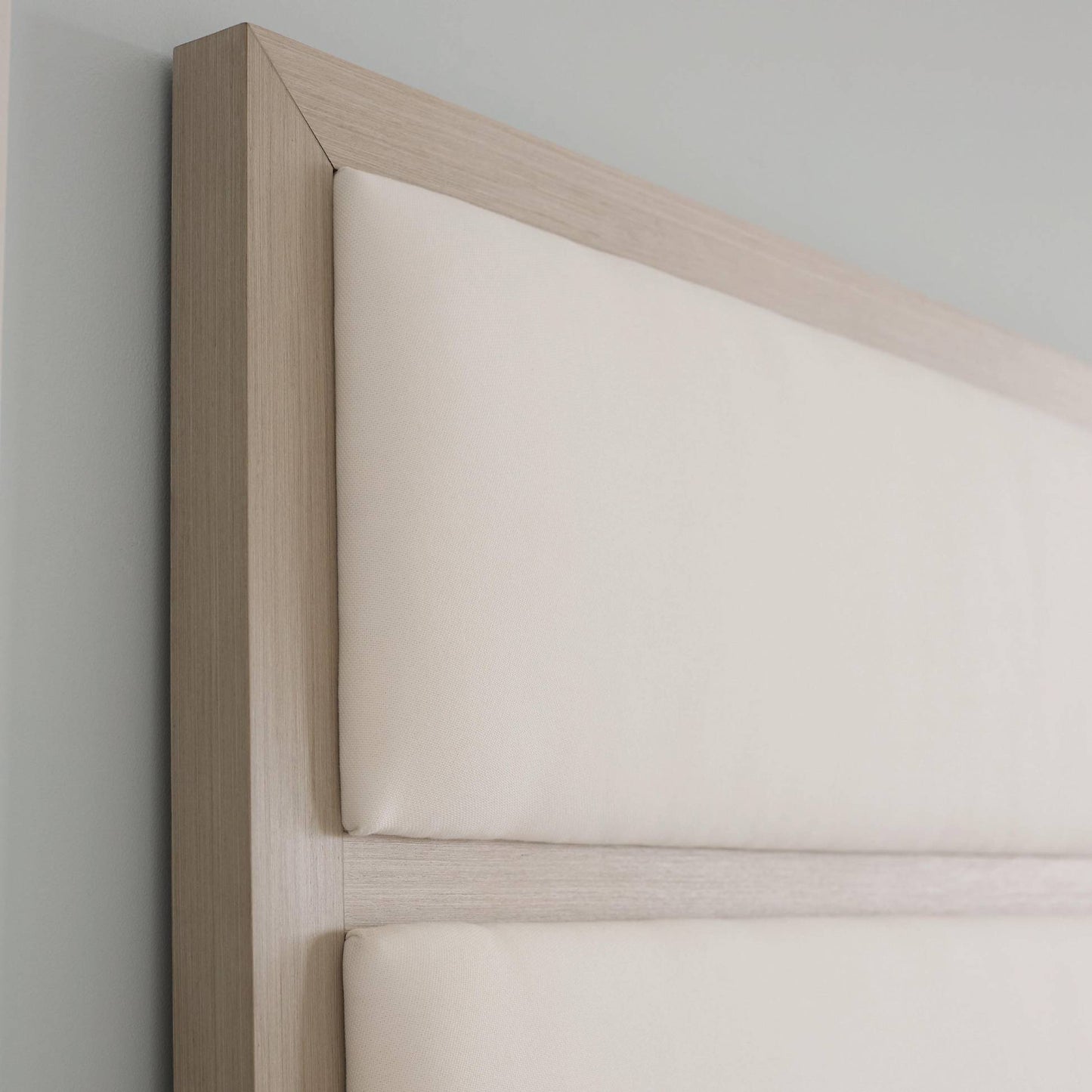 Axiom Linear Panel Bed