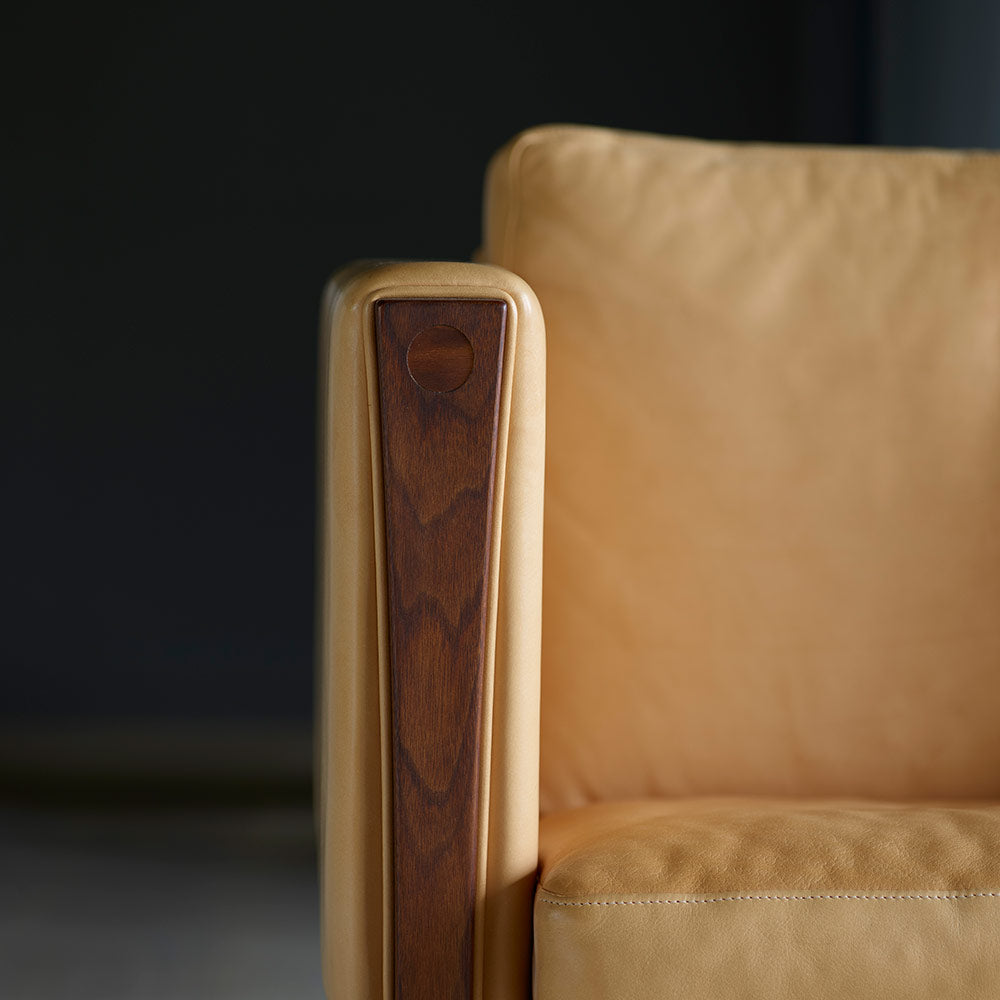 CH162 Sofa - Leather Thor 301, Walnut Oil