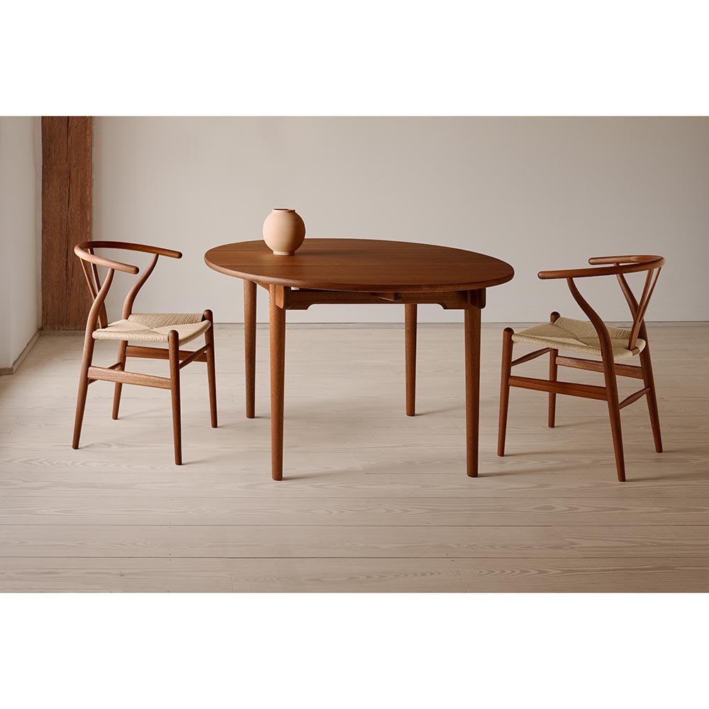 CH337 Dining Table - Mahogany
