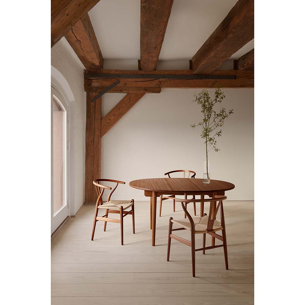 CH337 Dining Table - Mahogany