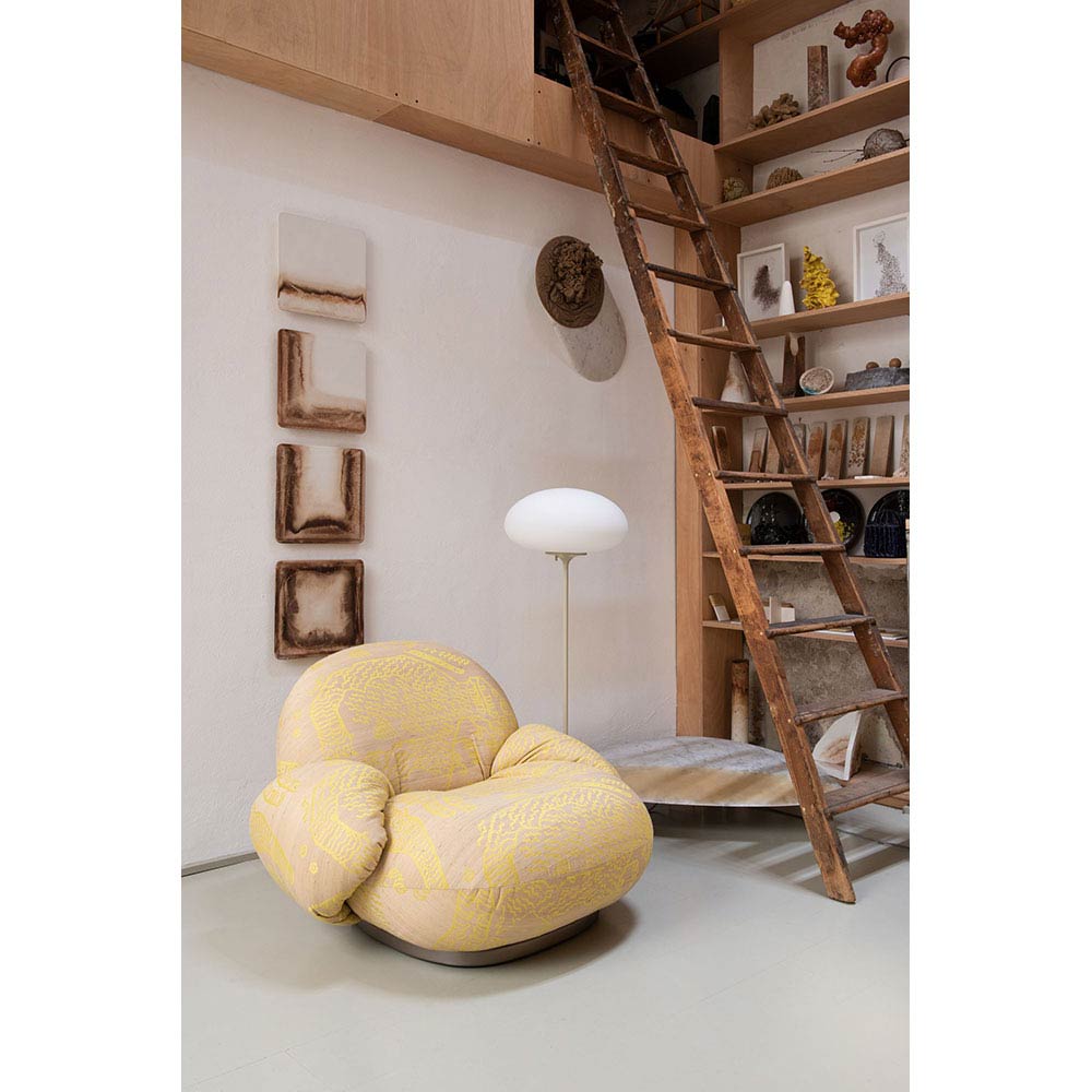 Pacha Lounge Chair With Armrests - Returning Swivel Base