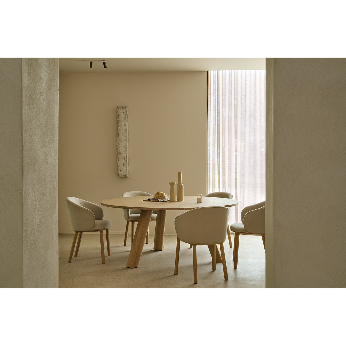 Unda Dining Table